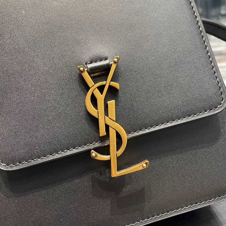 [In-stock seconds]        ]Introducing the new      collection of vertical shoulder bags, simple and     , in minimalist smooth vegetable tanned calf leather, the gold     logo clasp stands out! The unique look is vintag