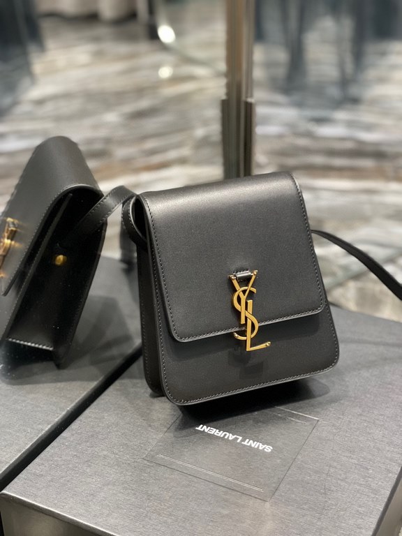 [In-stock seconds]        ]Introducing the new      collection of vertical shoulder bags, simple and     , in minimalist smooth vegetable tanned calf leather, the gold     logo clasp stands out! The unique look is vintag