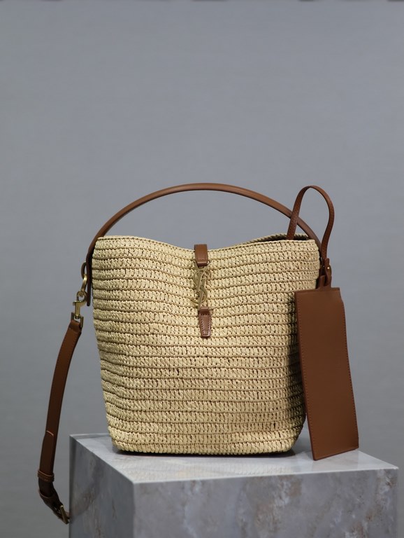 LE 37 Woven Bucket Bag_The joy of the straw bag｜New limited edition collection is here!Summer's favorite straw bag with cowhide edges and decorative logo hook and loop closure, with raffia weaving, it's enough to decorat