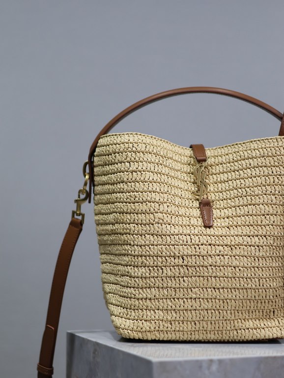 LE 37 Woven Bucket Bag_The joy of the straw bag｜New limited edition collection is here!Summer's favorite straw bag with cowhide edges and decorative logo hook and loop closure, with raffia weaving, it's enough to decorat