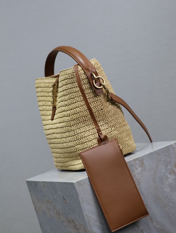 LE 37 Woven Bucket Bag_The joy of the straw bag｜New limited edition collection is here!Summer's favorite straw bag with cowhide edges and decorative logo hook and loop closure, with raffia weaving, it's enough to decorat