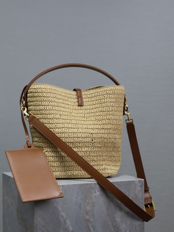 LE 37 Woven Bucket Bag_The joy of the straw bag｜New limited edition collection is here!Summer's favorite straw bag with cowhide edges and decorative logo hook and loop closure, with raffia weaving, it's enough to decorat