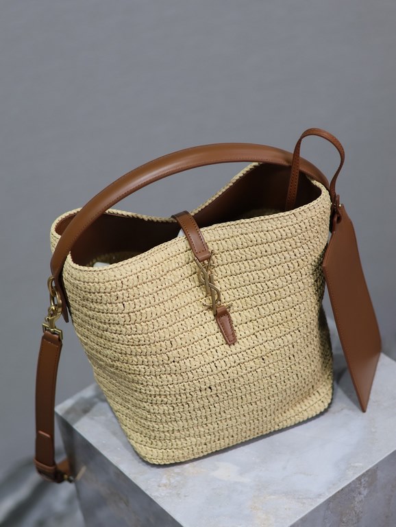 LE 37 Woven Bucket Bag_The joy of the straw bag｜New limited edition collection is here!Summer's favorite straw bag with cowhide edges and decorative logo hook and loop closure, with raffia weaving, it's enough to decorat