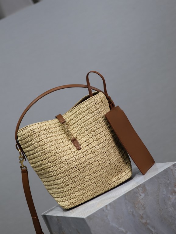 LE 37 Woven Bucket Bag_The joy of the straw bag｜New limited edition collection is here!Summer's favorite straw bag with cowhide edges and decorative logo hook and loop closure, with raffia weaving, it's enough to decorat