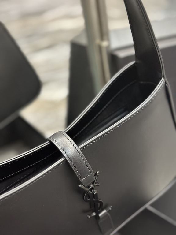 [Original Leather] Black Black Buckle Plain Leather _Underarm Bag Le5A7 BagStrongly recommend   one of the treasure bags of this year! Minimalist shape   metal logo Buckle closure design Adjustable shoulder strap Simple,