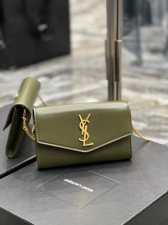 [In Stock Seconds      _ Mini Envelope BagThe most classic iconic metal logo with a detachable chain shoulder strap that doubles directly as a clutch! This model also comes with a small card case that can hold 45 cards n