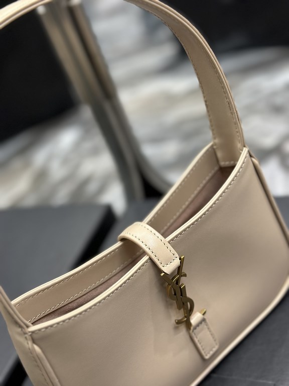 5   7       Original leather version] Soybean sand colorThe Y's hot underarm bag is available in a small mini size while it's still hot! Although the design of this bag is not an eye-catching bag, but it really belongs t