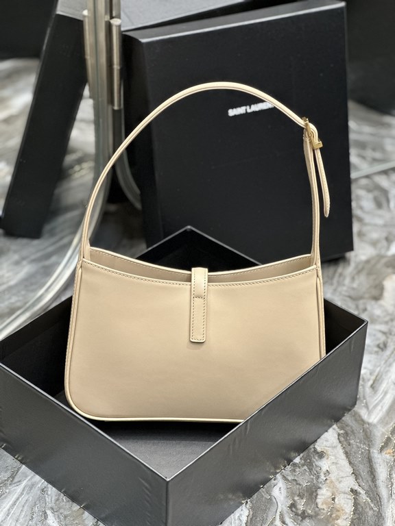 [Original Leather] Soybean Color Plain Leather _Underarm Bag Le5A7 BagStrongly recommend   one of the treasure bags this year! Minimalist shape   metal logo Buckle closure design Adjustable shoulder strap Simple, beautif