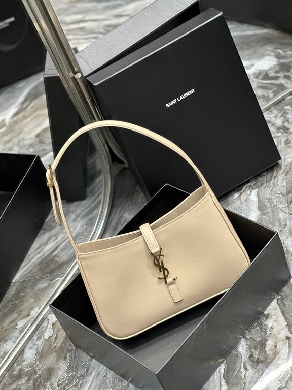 [Original Leather] Soybean Color Plain Leather _Underarm Bag Le5A7 BagStrongly recommend   one of the treasure bags this year! Minimalist shape   metal logo Buckle closure design Adjustable shoulder strap Simple, beautif