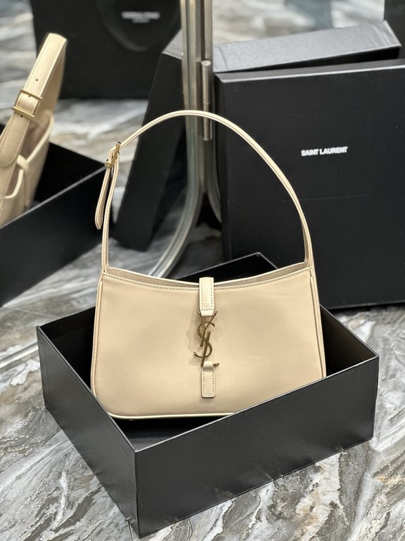 [Original Leather] Soybean Color Plain Leather _Underarm Bag Le5A7 BagStrongly recommend   one of the treasure bags this year! Minimalist shape   metal logo Buckle closure design Adjustable shoulder strap Simple, beautif