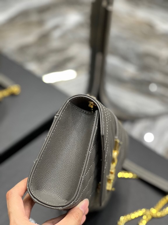 [In stock in seconds]#Envelope# Gray with Gold BuckleSmall grained embossed quilted grain leather envelope bagClassic is timeless, the beauty of the V grain quilted diamond caviar pattern, very wear-resistant, Italian co