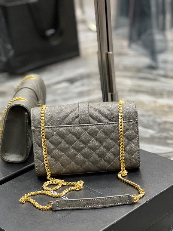 [In stock in seconds]#Envelope# Gray with Gold BuckleSmall grained embossed quilted grain leather envelope bagClassic is timeless, the beauty of the V grain quilted diamond caviar pattern, very wear-resistant, Italian co