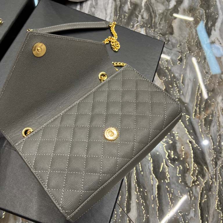 [In stock in seconds]#Envelope# Gray with Gold BuckleSmall grained embossed quilted grain leather envelope bagClassic is timeless, the beauty of the V grain quilted diamond caviar pattern, very wear-resistant, Italian co