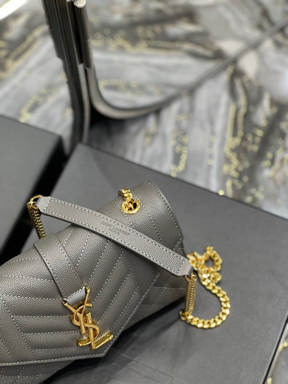 [In stock in seconds]#Envelope# Gray with Gold BuckleSmall grained embossed quilted grain leather envelope bagClassic is timeless, the beauty of the V grain quilted diamond caviar pattern, very wear-resistant, Italian co