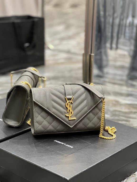 [In stock in seconds]#Envelope# Gray with Gold BuckleSmall grained embossed quilted grain leather envelope bagClassic is timeless, the beauty of the V grain quilted diamond caviar pattern, very wear-resistant, Italian co