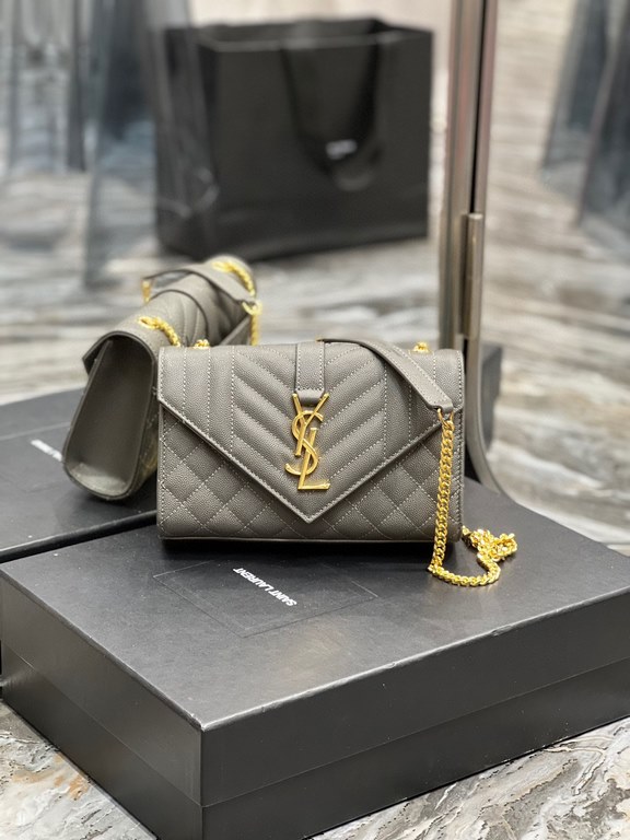 [In stock in seconds]#Envelope# Gray with Gold BuckleSmall grained embossed quilted grain leather envelope bagClassic is timeless, the beauty of the V grain quilted diamond caviar pattern, very wear-resistant, Italian co