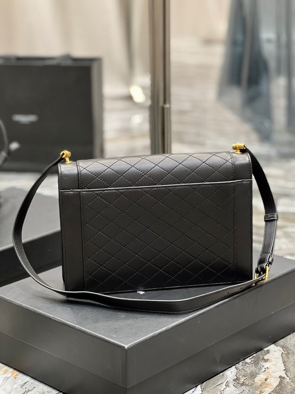 [In stock in seconds]     quilted pattern envelope bag, using Italian lambskin, full leather inside and outside, with fine handmade carefully, exclusive customized metal Y logo highlights the individuality, flap design t