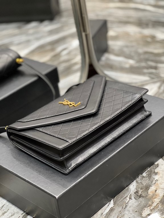 [In stock in seconds]     quilted pattern envelope bag, using Italian lambskin, full leather inside and outside, with fine handmade carefully, exclusive customized metal Y logo highlights the individuality, flap design t