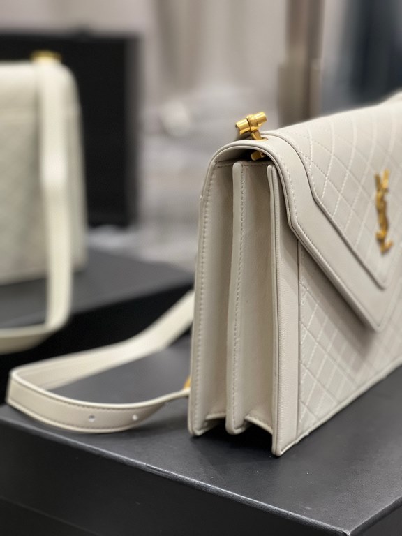 [In stock in seconds]     quilted pattern envelope bag, using Italian lambskin, full leather inside and outside, with fine handmade carefully, exclusive customized metal Y logo highlights the individuality, flap design t