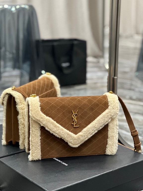 [In stock in secondsGABY_Quilted Textured Envelope BagSuede with lamb's wool sectionItaly imported suede with lamb's wool, fine handmade with care, exclusive custom metal Y family logo highlights the personality, flap de