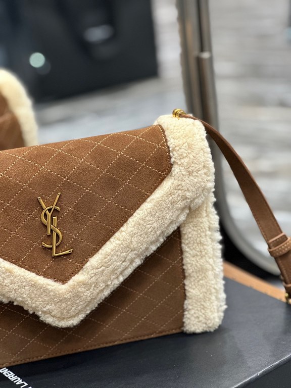 [In stock in secondsGABY_Quilted Textured Envelope BagSuede with lamb's wool sectionItaly imported suede with lamb's wool, fine handmade with care, exclusive custom metal Y family logo highlights the personality, flap de