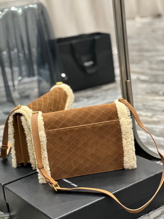 [In stock in secondsGABY_Quilted Textured Envelope BagSuede with lamb's wool sectionItaly imported suede with lamb's wool, fine handmade with care, exclusive custom metal Y family logo highlights the personality, flap de