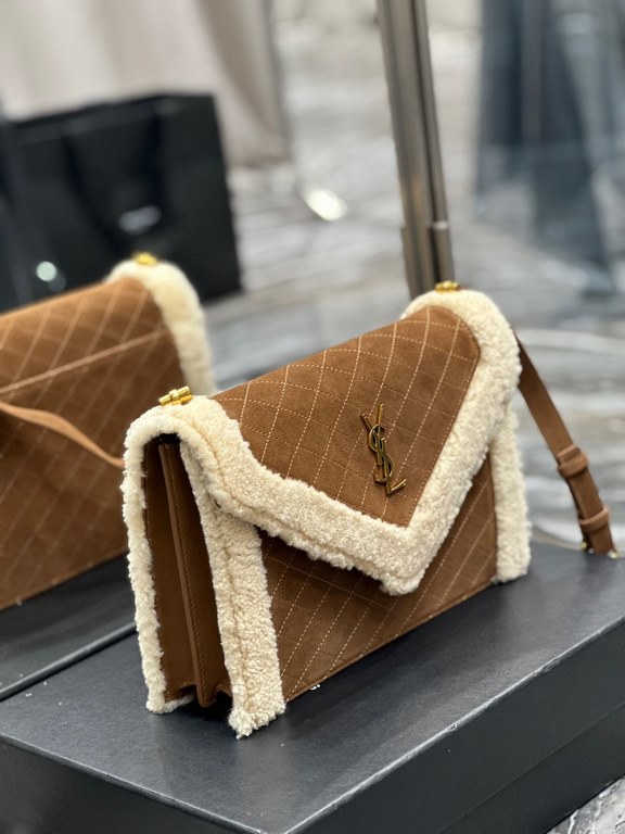 [In stock in secondsGABY_Quilted Textured Envelope BagSuede with lamb's wool sectionItaly imported suede with lamb's wool, fine handmade with care, exclusive custom metal Y family logo highlights the personality, flap de