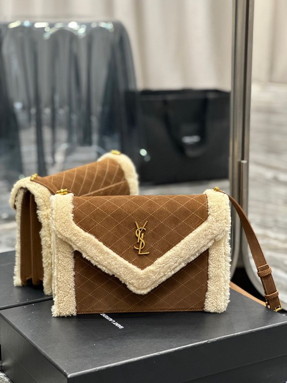 [In stock in secondsGABY_Quilted Textured Envelope BagSuede with lamb's wool sectionItaly imported suede with lamb's wool, fine handmade with care, exclusive custom metal Y family logo highlights the personality, flap de