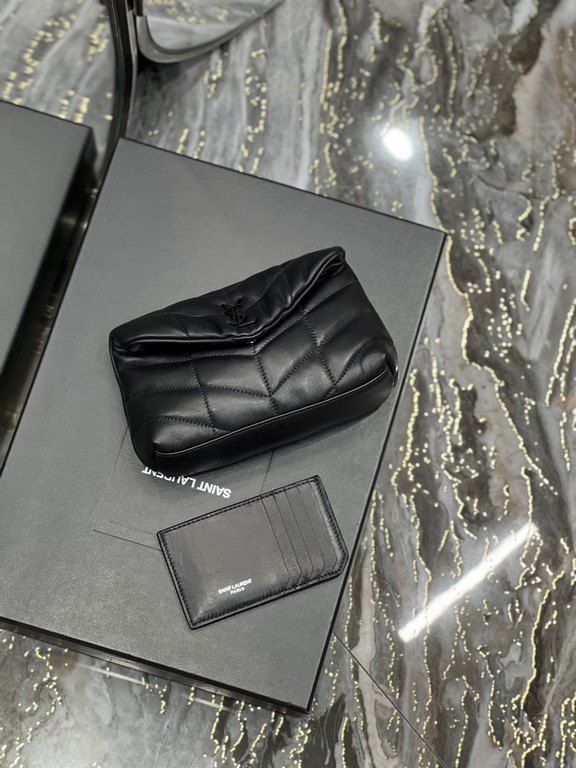 [In stock in secondsBlack with black buckle-Loulou puffer_ small size clutch bag is here! The whole bag is made of soft Italian lambskin, with Y's diagonal stripe quilting process, has a soft texture of the front flap po