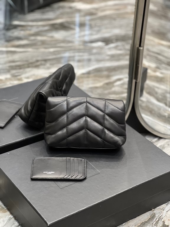 [In stock in secondsBlack with black buckle-Loulou puffer_ small size clutch bag is here! The whole bag is made of soft Italian lambskin, with Y's diagonal stripe quilting process, has a soft texture of the front flap po