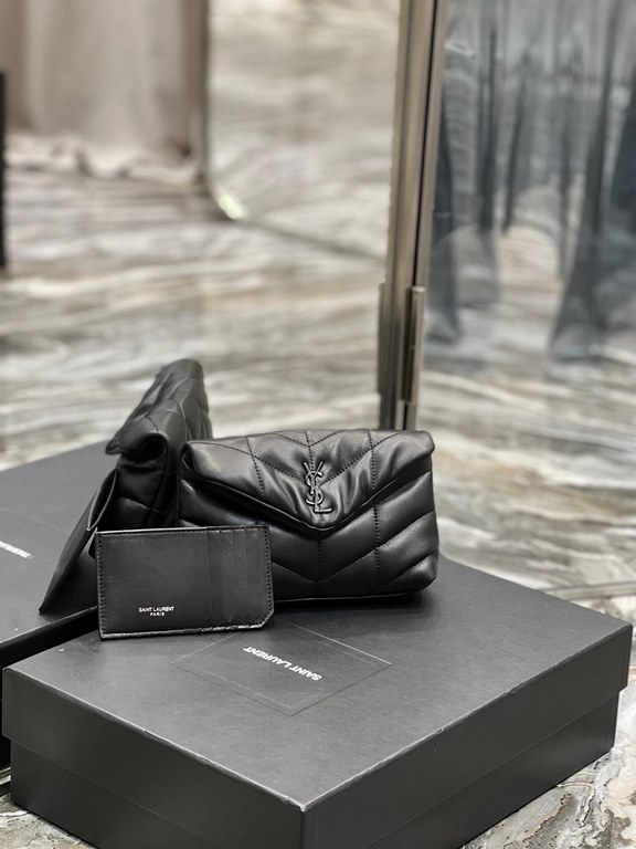 [In stock in secondsBlack with black buckle-Loulou puffer_ small size clutch bag is here! The whole bag is made of soft Italian lambskin, with Y's diagonal stripe quilting process, has a soft texture of the front flap po