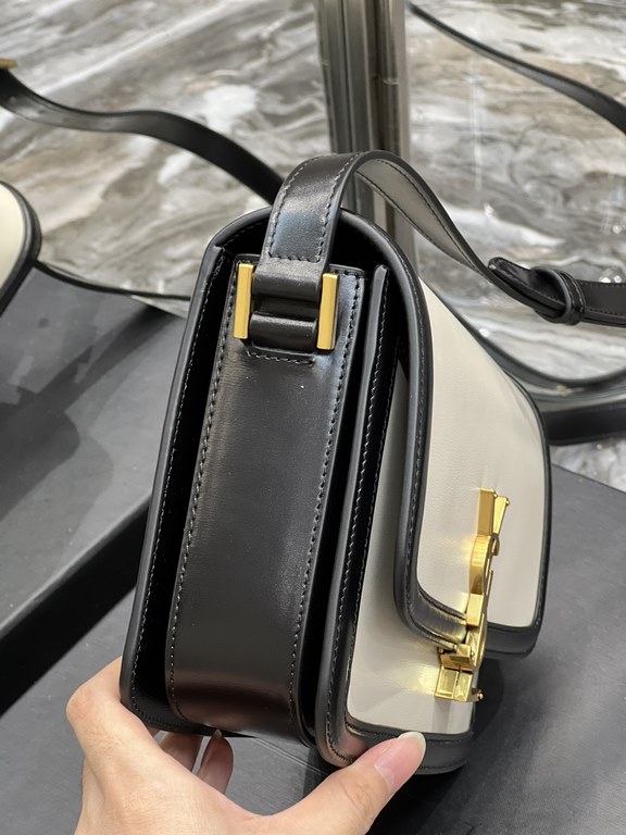 ]Black with White Gold Buckle_23cmMust fire models, not yet listed on the attack on the entire fashion circle, nostalgic left bank, inspired by the Paris left bank street name Rue De Solferino for the name! The bag is ma