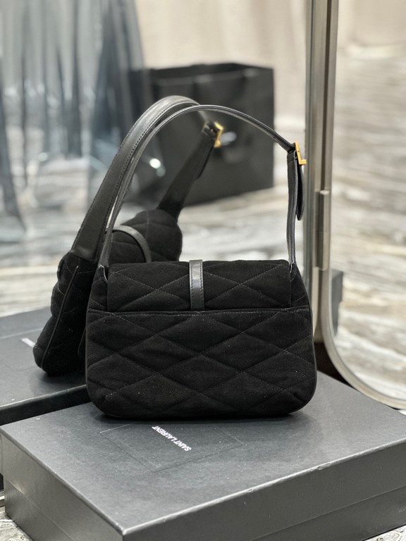 [In stock in seconds]LE 57 series quilted underarm bag frosted modelThese days without an underarm bag are embarrassed to say they are a hipster, right The whole bag is quilted with diamond pattern, the front metal logo 