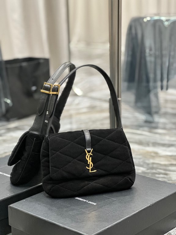 [In stock in seconds]LE 57 series quilted underarm bag frosted modelThese days without an underarm bag are embarrassed to say they are a hipster, right The whole bag is quilted with diamond pattern, the front metal logo 