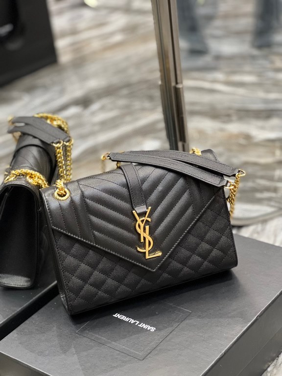 [In stock in seconds]#Envelope# Black with Gold BuckleMedium grain embossed quilted leather envelope bagClassic is timeless, the beauty of the V pattern spelling diamond pattern of caviar, Italian cowhide with eye-catchi