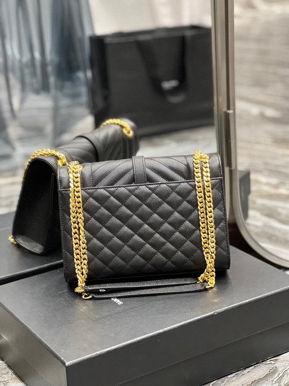 [In stock in seconds]#Envelope# Black with Gold BuckleMedium grain embossed quilted leather envelope bagClassic is timeless, the beauty of the V pattern spelling diamond pattern of caviar, Italian cowhide with eye-catchi