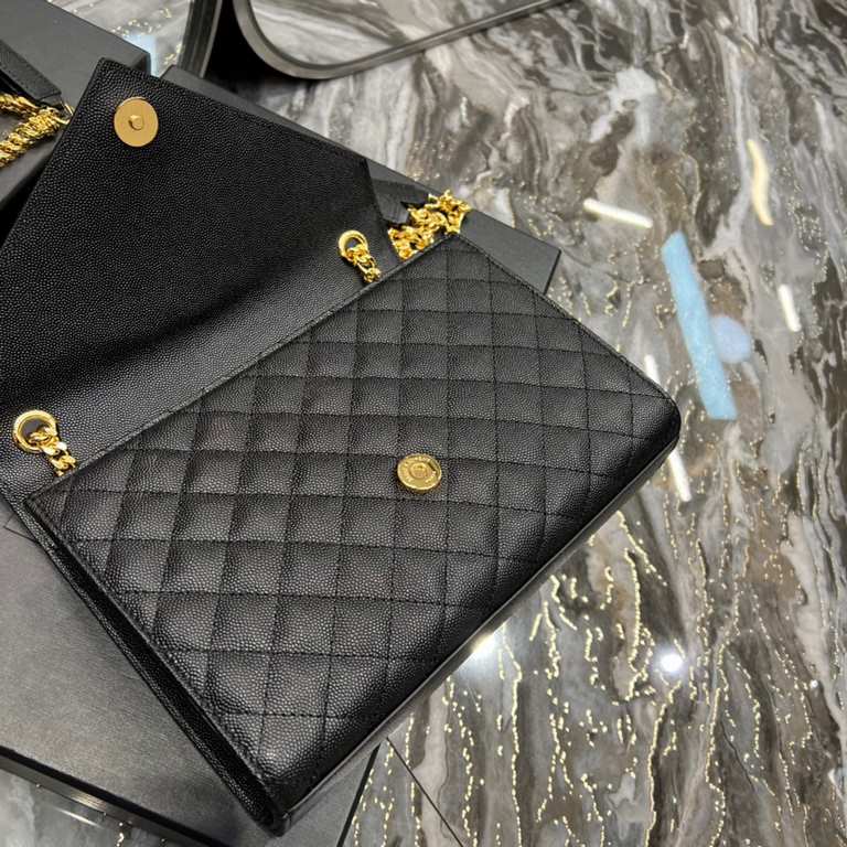 [In stock in seconds]#Envelope# Black with Gold BuckleMedium grain embossed quilted leather envelope bagClassic is timeless, the beauty of the V pattern spelling diamond pattern of caviar, Italian cowhide with eye-catchi