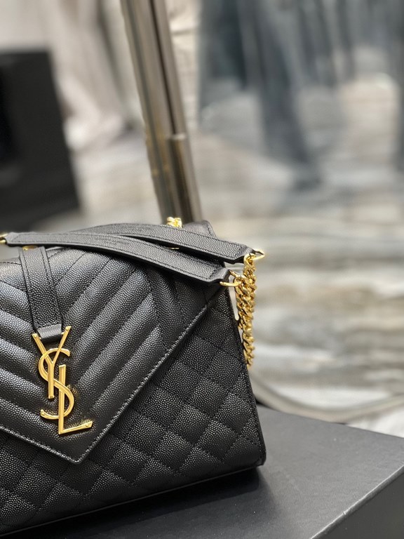 [In stock in seconds]#Envelope# Black with Gold BuckleMedium grain embossed quilted leather envelope bagClassic is timeless, the beauty of the V pattern spelling diamond pattern of caviar, Italian cowhide with eye-catchi