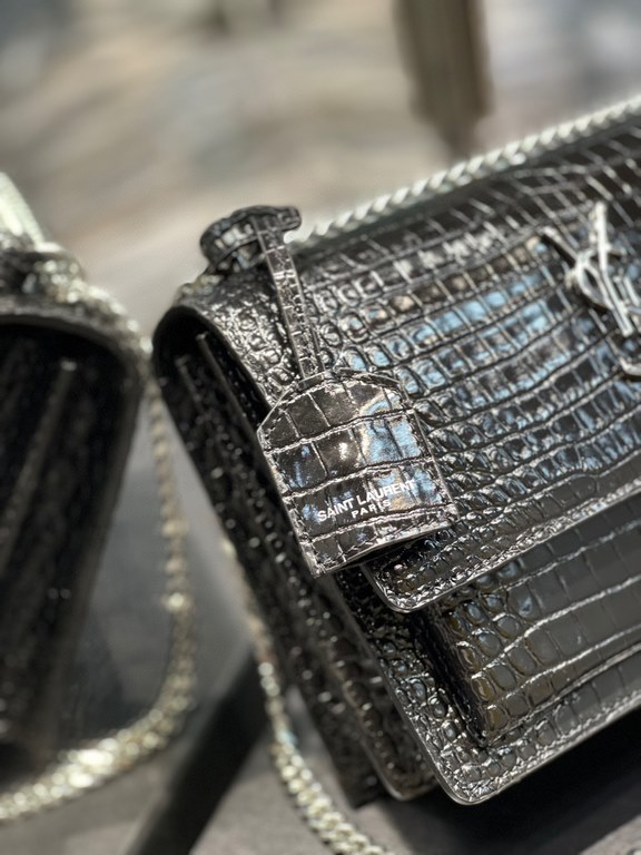 [In stock in seconds]              #Black with silver buckle #Unbeatable classic crocodile print sunset bag! Out for such a long time the heat is still unabated, it can be seen that it is loved to an extraordinary degree