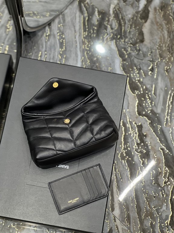 [In stock in secondsBlack with gold buckle-Loulou puffer_ small size clutch bag is here! The whole bag is made of soft Italian lambskin, with Y's diagonal stripe quilting process, has a soft texture of the front flap poc