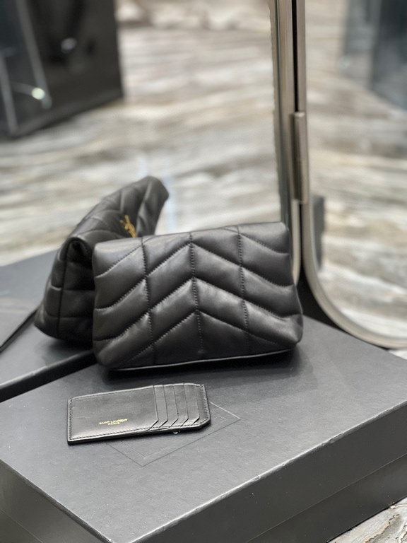 [In stock in secondsBlack with gold buckle-Loulou puffer_ small size clutch bag is here! The whole bag is made of soft Italian lambskin, with Y's diagonal stripe quilting process, has a soft texture of the front flap poc