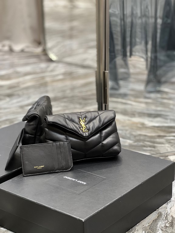 [In stock in secondsBlack with gold buckle-Loulou puffer_ small size clutch bag is here! The whole bag is made of soft Italian lambskin, with Y's diagonal stripe quilting process, has a soft texture of the front flap poc