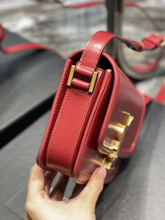 ]Date Red Gold Buckle_19cmMust fire models, not yet listed on the attack on the entire fashion circle, nostalgic left bank, inspired by the Paris left bank street name Rue De Solferino for the name! The bag is made of or