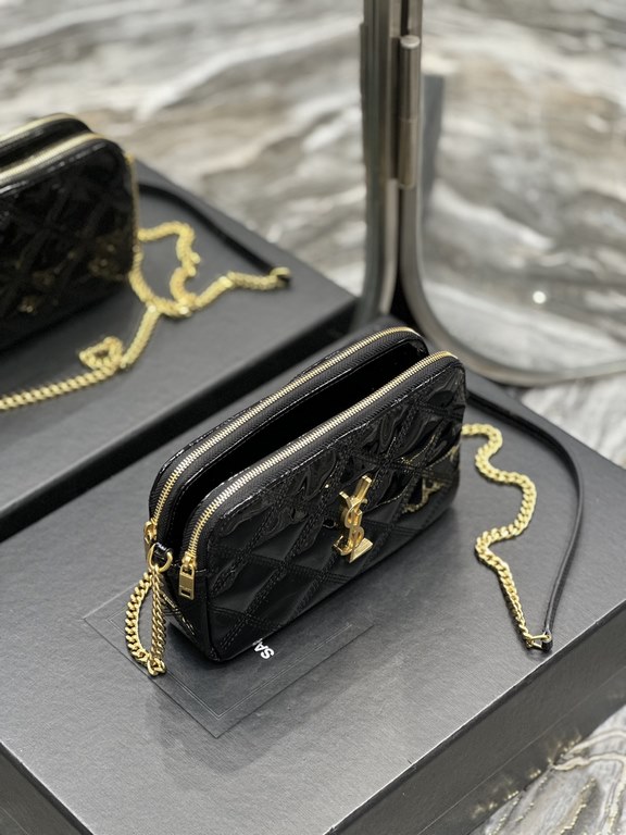 [In stock in seconds]Black gold buckle patent leather _Counter latest BECKY diamond quilted double zipper clutch bag, imported from Italy made of patent leather, with diamond quilted pattern and simple iconic logo, atmos