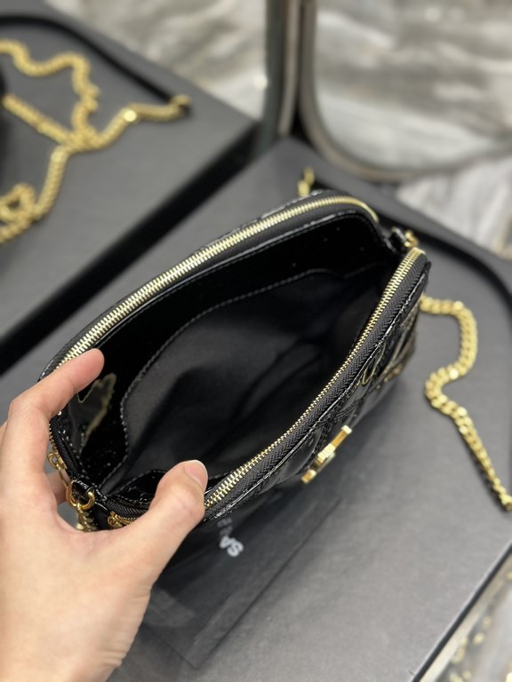 [In stock in seconds]Black gold buckle patent leather _Counter latest BECKY diamond quilted double zipper clutch bag, imported from Italy made of patent leather, with diamond quilted pattern and simple iconic logo, atmos