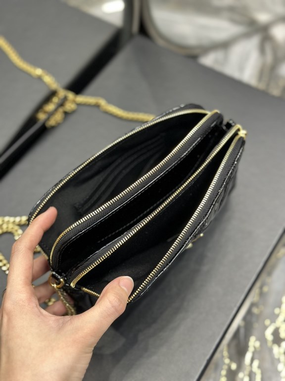 [In stock in seconds]Black gold buckle patent leather _Counter latest BECKY diamond quilted double zipper clutch bag, imported from Italy made of patent leather, with diamond quilted pattern and simple iconic logo, atmos