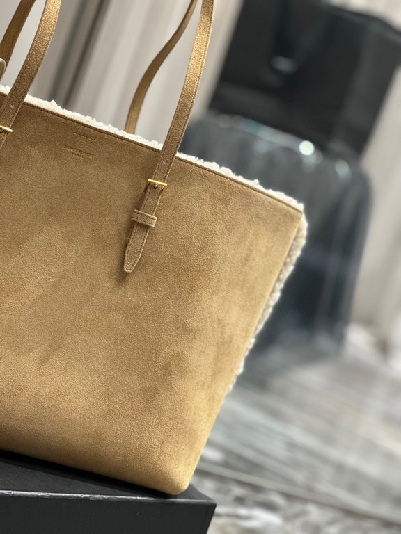 [In-stock Seconds]Shopping tote bag_Shopping bag lamb's woolThe feeling of fall and winter to la ~ fur one warm!Counter limited launch crafted to create this shopping bag, imported Italian lamb's wool, very obvious textu