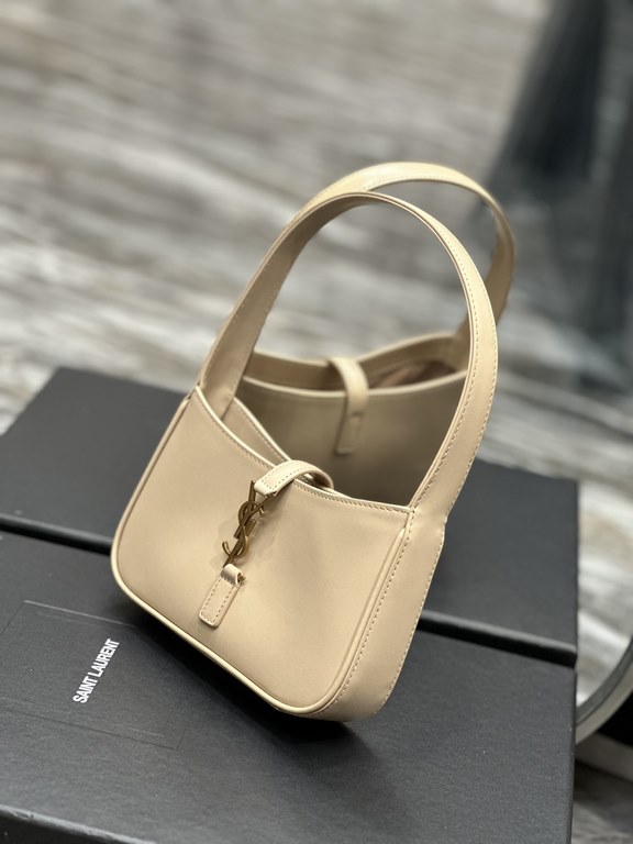 5   7       Original leather version] Soybean sand colorThe Y's hot underarm bag is available in a small mini size while it's still hot! Although the design of this bag is not an eye-catching bag, but it really belongs t