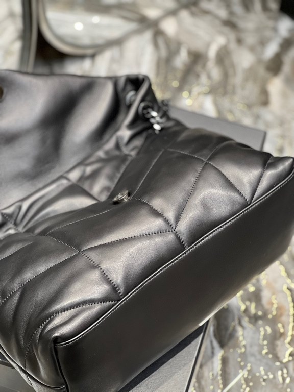 [In stock in seconds]Black with black buckle-               _ quilted lambskin bag, 100% lambskin production, soft and delicate feel, as if embracing the clouds   like feeling; classic Y family logo, chain and grommet ha