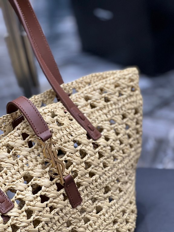 [In stock in seconds]  straw woven bag fast fallVegetable basket hollowed out straw tote bag_Y's exquisite Parisian style in this black straw tote bag is dripping with flavor.Logo directly using the L letter hooked in th